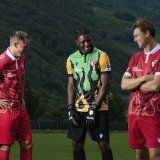 Reto Ziegler, Joël Schmied et Timothy Fayulu posent avec le maillot réalisé par le graphiste martignerain Karim Merzoug.